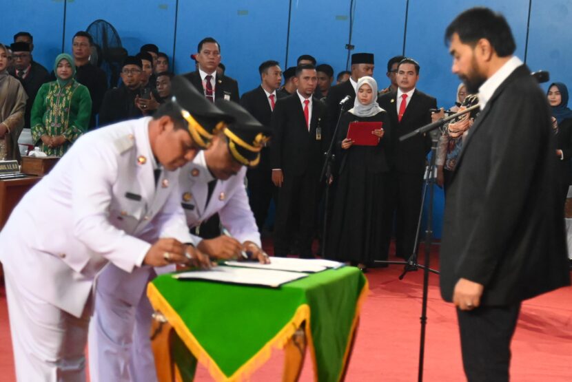 Gubernur Aceh Muzakir Manaf Mualem melantik Syech Muharram Idris dan Syukuri A Jalil sebagai Bupati dan Wakil Bupati Aceh Besar periode 2025 2030 di Gedung JSC Kota Jantho Aceh Besar Rabu 1322025 FOTOMC ACEH BESAR