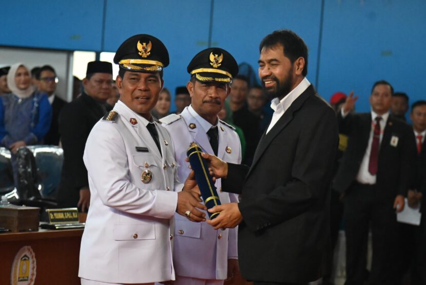 Gubernur Aceh Muzakir Manaf Mualem melantik Syech Muharram Idris dan Syukuri A Jalil sebagai Bupati dan Wakil Bupati Aceh Besar periode 2025 2030 di Gedung JSC Kota Jantho Aceh Besar Rabu 1322025 FOTOMC ACEH BESAR