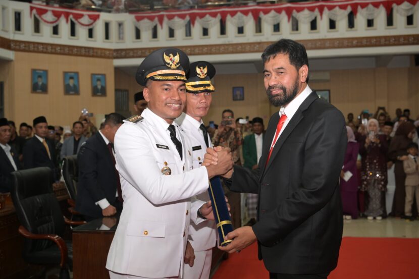 Gubernur Aceh H Muzakir Manaf melantik Bupati dan Wakil Bupati Aceh Barat Daya Abdya periode 2025 2030 Safaruddin dan Zaman Akli di Kantor DPRK Abdya Minggu malam 1602