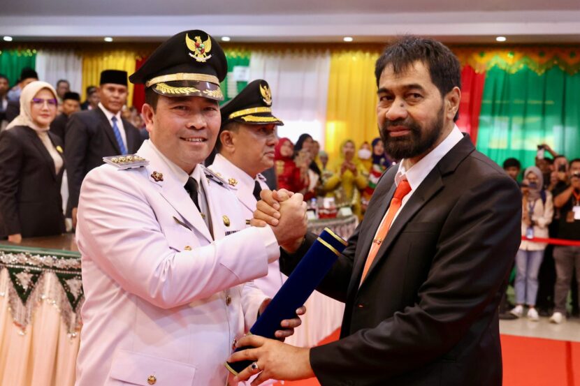 Gubernur Aceh Muzakir Manaf mengambil sumpah jabatan dan melantik Drs Haili Yoga MSi sebagai Bupati Aceh Tengah dan Muchsin Hasan MSp sebagai Wakil Bupati Aceh Tengah periode 2025 2030 pada Rapat Paripurna DPRK Aceh Tengah di Gedung Olahraga Seni GOS Aceh Tengah Selasa 1822025