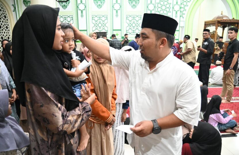 Pj Bupati Aceh Besar Muhammad Iswanto SSTP MM menyerahkan santunan kepada anak yatim dalam acara Peusijuk Bupati dan Wakil Bupati Aceh Besar terpilih 20242030 Syech Muharram Idris dan Syukuri A Jalil di Masjid Nurul Huda Gampong Cot Kareng Kecamatan Blang Bintang Aceh Besar Sabtu 08022025 FOTOMC ACEH BESAR KETIKKABARcom Pj Bupati Aceh Besar Muhammad Iswanto SSTP MM menyerahkan santunan kepada anak yatim dalam acara Peusijuk Bupati dan Wakil Bupati Aceh Besar terpilih 2024 2030 Syech Muharram Idris dan Syukuri A Jalil di Masjid Nurul Huda Gampong Cot Kareng Kecamatan Blang Bintang Aceh Besar Sabtu 08022025 FOTOMC ACEH BESAR