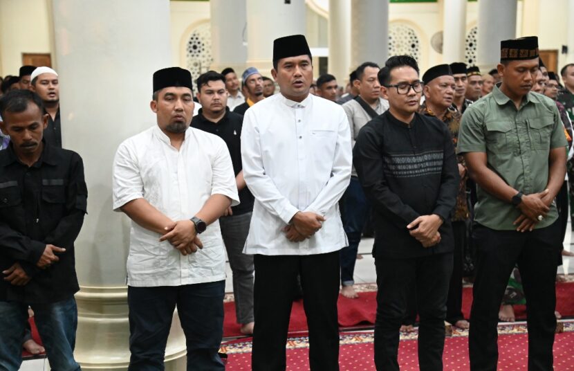 Pj Bupati Aceh Besar Muhammad Iswanto SSTP MM menghadiri acara Peusijuk Bupati dan Wakil Bupati Aceh Besar terpilih 20242030 Syech Muharram Idris dan Syukuri A Jalil di Masjid Nurul Huda Gampong Cot Kareng Kecamatan Blang Bintang Aceh Besar Sabtu 08022025 FOTOMC ACEH BESAR KETIKKABARcom Pj Bupati Aceh Besar Muhammad Iswanto SSTP MM menghadiri acara Peusijuk Bupati dan Wakil Bupati Aceh Besar terpilih 2024 2030 Syech Muharram Idris dan Syukuri A Jalil di Masjid Nurul Huda Gampong Cot Kareng Kecamatan Blang Bintang Aceh Besar Sabtu 08022025 FOTOMC ACEH BESAR