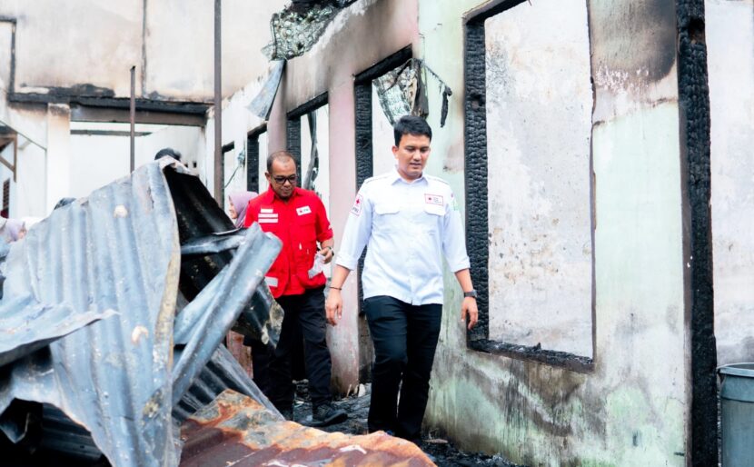 Ketua PMI Banda Aceh Ahmad Haeqal Asri yang didampingi pengurus PMI kota Banda Aceh mengunjungi rumah korban kebakaran di Gampong Ateuk Pahlawan Kecamatan Baiturrahman Banda Aceh pada Jumat 2122025 KETIKKABARcom Ketua PMI Banda Aceh Ahmad Haeqal Asri yang didampingi pengurus PMI kota Banda Aceh mengunjungi rumah korban kebakaran di Gampong Ateuk Pahlawan Kecamatan Baiturrahman Banda Aceh pada Jumat 2122025