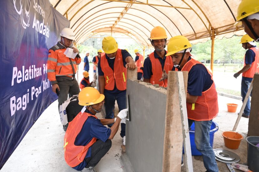Para tukang bangunan sedang mengikuti praktek langsung mengenai aplikasi semen yang efektif dan efisien untuk plasteran dan acian dengan menggunakan Semen Andalas 24 Februari 2025 KETIKKABARcom Para tukang bangunan sedang mengikuti praktek langsung mengenai aplikasi semen yang efektif dan efisien untuk plasteran dan acian dengan menggunakan Semen Andalas 24 Februari 2025