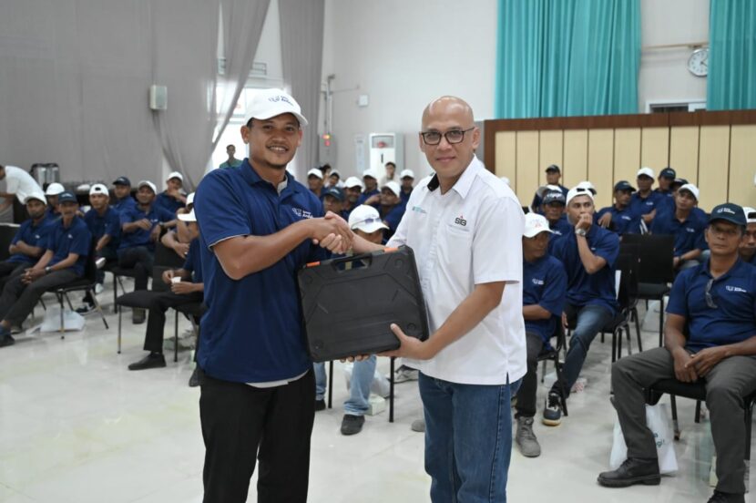 Technical Sales Manager PT Solusi Bangun Indonesia Tbk Dian Widyatmoko menyerahkan hadiah doorprize berupa bor listrik kepada salah satu pemenang doorprize pada kegiatan pelatihan dan kunjungan pabrik bagi para ahli bangunan di SBA 24 Februari 2025 KETIKKABARcom Technical Sales Manager PT Solusi Bangun Indonesia Tbk Dian Widyatmoko menyerahkan hadiah doorprize berupa bor listrik kepada salah satu pemenang doorprize pada kegiatan pelatihan dan kunjungan pabrik bagi para ahli bangunan di SBA 24 Februari 2025