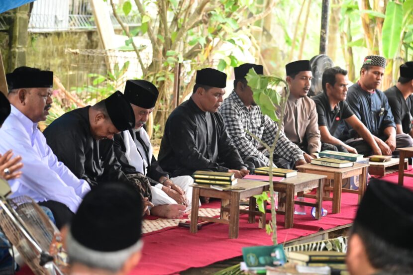 Bupati Aceh Besar Syech Muharram Idris tahlilan di makam Almarhum Aba H Asnawi Bin Tgk H Ramli di Pondok Pesantren Budi Mesja Lamno Aceh Jaya Jumat 1422025 FOTOMC ACEH BESAR