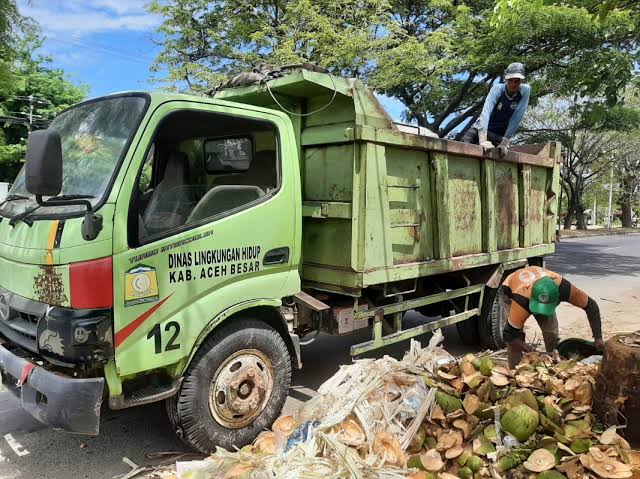 Petugas kebersihan DLH Aceh Besar sedang mengangkut sampah di seputaran jalan SoekarnoHatta Darul Imarah Aceh Besar Senin 03032025 FOTOMC ACEH BESAR KETIKKABARcom Petugas kebersihan DLH Aceh Besar sedang mengangkut sampah di seputaran jalan Soekarno Hatta Darul Imarah Aceh Besar Senin 03032025 FOTOMC ACEH BESAR