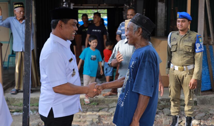 Bupati Aceh Besar H Muharram Idris berdialog sambil bersalaman dengan pedagang takjil di Pasar Jantho Aceh Besar Rabu 532025 sore FOTO PROKOPIM PEMKAB ACEH BESAR