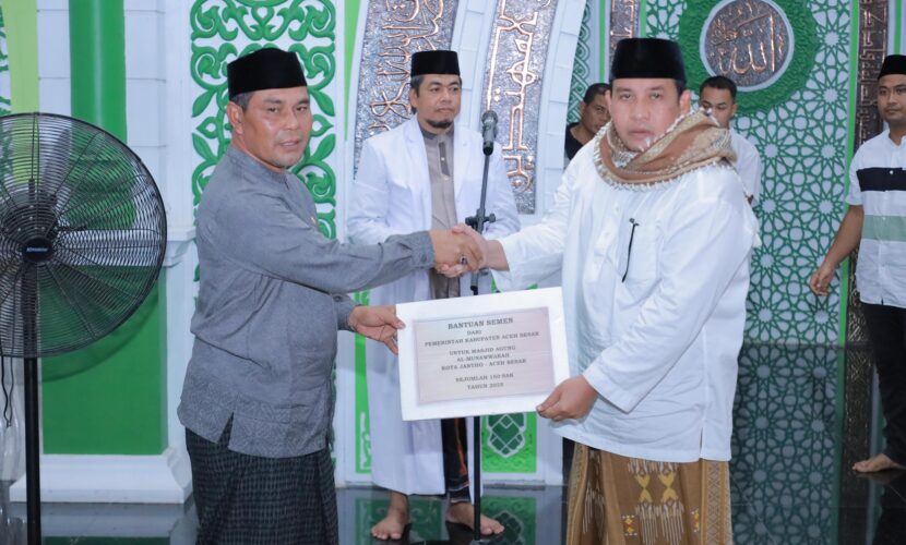 Bupati Aceh Besar H Muharram Idris Syech Muharram menyerahkan 150 sak semen secara simbolis kepada Imuem Chiek Masjid Agung AlMunawwarah Tgk Junaidi Abah Junaidi dalam Safari Ramadhan perdana tahun 1446 H di Masjid Agung AlMunawwarah Kota Jantho Aceh Besar Senin 532025 FOTO PROKOPIM PEMKAB ACEH BESAR KETIKKABARcom Bupati Aceh Besar H Muharram Idris Syech Muharram menyerahkan 150 sak semen secara simbolis kepada Imuem Chiek Masjid Agung Al Munawwarah Tgk Junaidi Abah Junaidi dalam Safari Ramadhan perdana tahun 1446 H di Masjid Agung Al Munawwarah Kota Jantho Aceh Besar Senin 532025 FOTO PROKOPIM PEMKAB ACEH BESAR