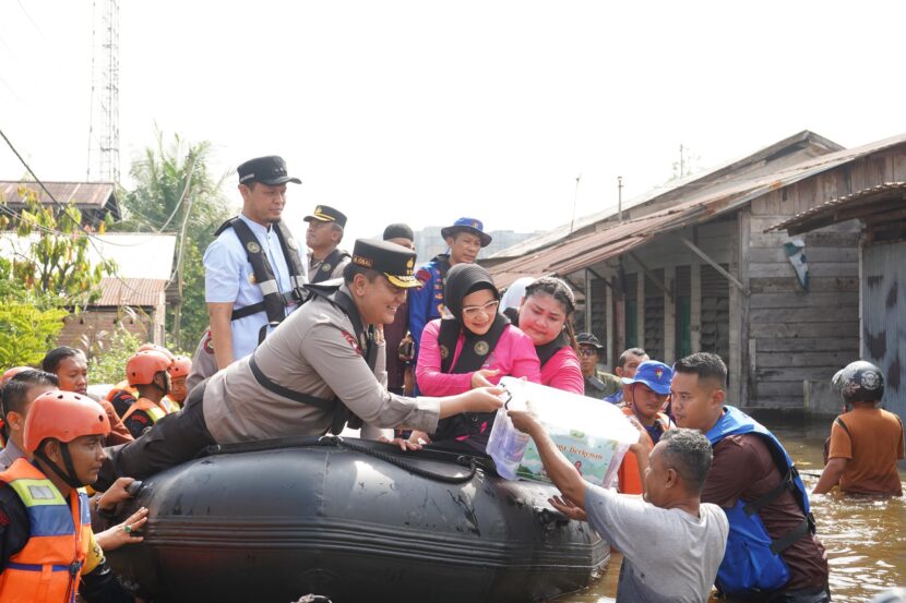 Kapolda Riau Irjen Mohammad Iqbal didampingi Ketua Bhayangkari Daerah Riau Ny Nindya Iqbal memberikan bantuan sembako kepada warga yang terdampak banjir di Jalan Yos Sudarso Rumbai Kota Pekanbaru pada Jumat 732025 KETIKKABARcom Kapolda Riau Irjen Mohammad Iqbal didampingi Ketua Bhayangkari Daerah Riau Ny Nindya Iqbal memberikan bantuan sembako kepada warga yang terdampak banjir di Jalan Yos Sudarso Rumbai Kota Pekanbaru pada Jumat 732025