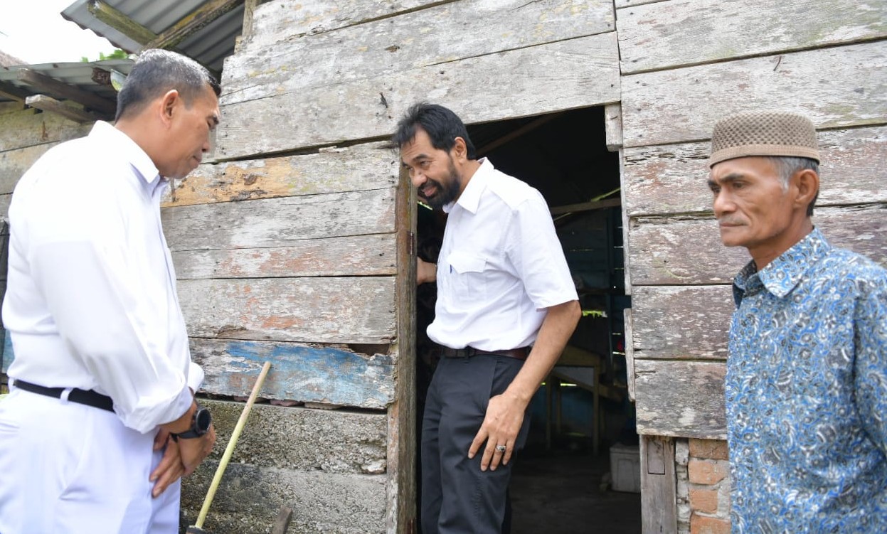 Gubernur Aceh Muzakir Manaf Bersama Bupati Simeulue Mohammad Nasrun memverifikasi langsung penerima Rumah Layak Huni kepada Bapak Rafidin digampong Simpang Abail Teupah Tengah Kabupaten Simeulue Sabtu 08032025 KETIKKABARcom Gubernur Aceh Muzakir Manaf Bersama Bupati Simeulue Mohammad Nasrun memverifikasi langsung penerima Rumah Layak Huni kepada Bapak Rafidin digampong Simpang Abail Teupah Tengah Kabupaten Simeulue Sabtu 08032025