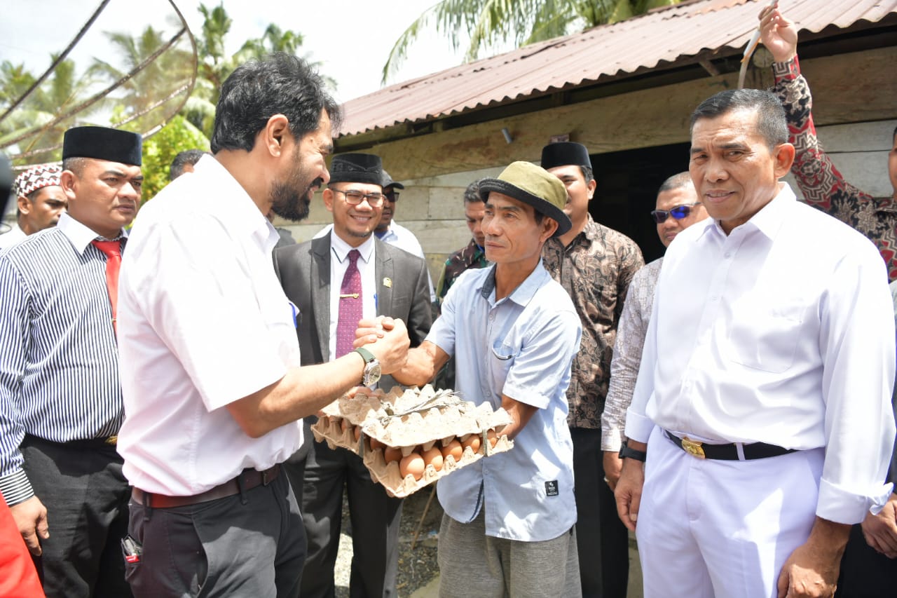 Gubernur Aceh Muzakir Manaf Bersama Bupati Simeulue Mohammad Nasrun menyerahkan bingkisankepada Bapak Rafidin digampong Simpang Abail Teupah Tengah Kabupaten Simeulue Sabtu 08032025 KETIKKABARcom Gubernur Aceh Muzakir Manaf menyerahkan bingkisan kepada Bapak Rafidin digampong Simpang Abail Teupah Tengah Kabupaten Simeulue Sabtu 08032025