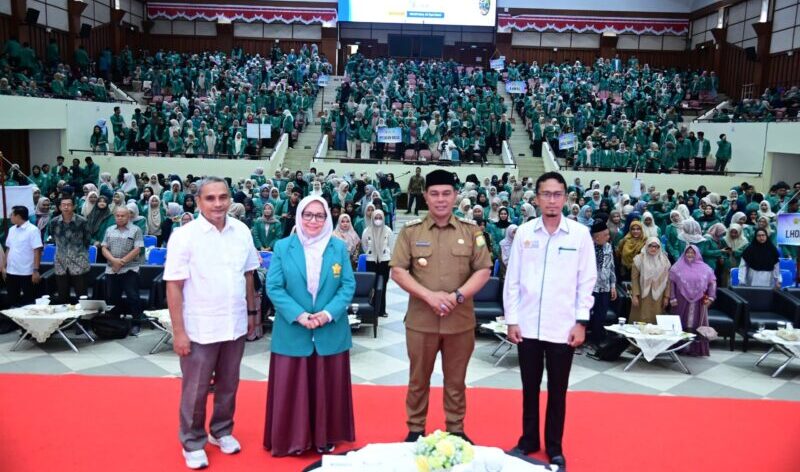 Bupati Aceh Besar Muharram Idris memberi sambutan pada pembekalan KKN Mahasiswa USK periode XXVI di Hall Gedung AAC Prof Dayan Dawood Banda Aceh Senin 1662025 FOTOMC ACEH BESAR