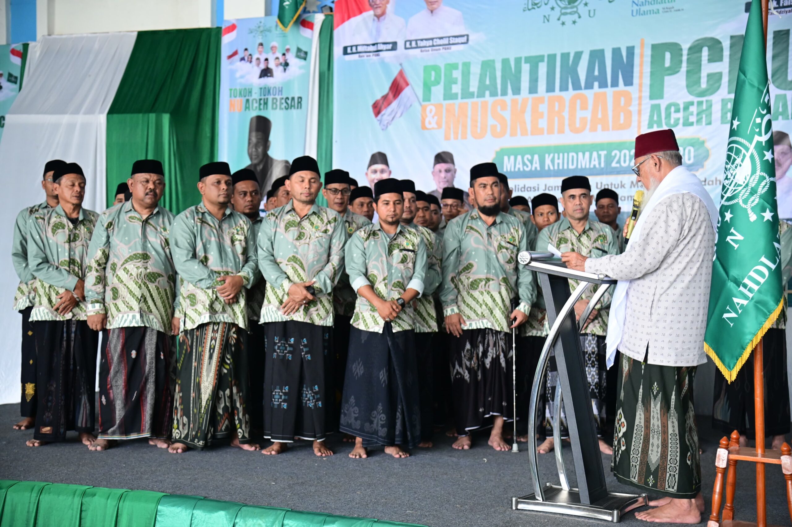 Rais Syuriah PWNU Aceh Tgk H Nuruzzahri Yahya Waled NU memberi tausiah pada pelantikan Muskercab PCNU Aceh Besar masa khidmat 20252030 di Pesantren Ruhul Falah Samahani Aceh Besar Kamis 1962025 FOTOMC ACEH BESAR