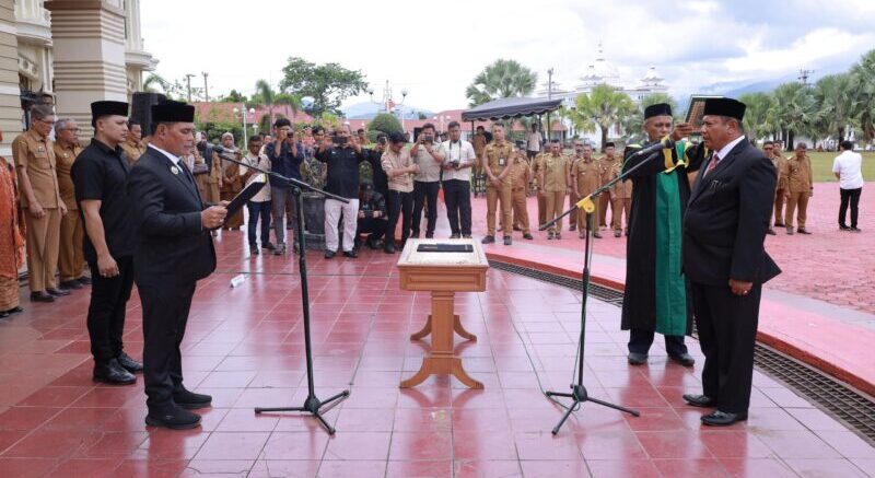 Bupati Aceh Besar H Muharram Idris Syech Muharram melantik Bahrul Jamil SSos MSi sebagai Sekda Aceh Besar definitif di halaman Kantor Bupati Aceh Besar Kota Jantho Senin 1472025 FOTO PROKOPIM PEMKAB ACEH BESAR