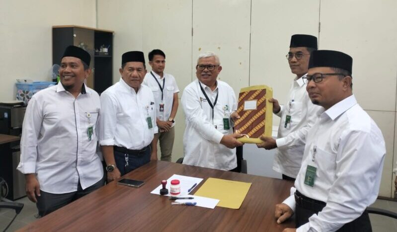 Dekan Fakultas Keguruan dan Ilmu Pendidikan Universitas Syiah Kuala FKIP USK Dr Drs Syamsulrizal MKesdua dari kanan secara resmi mendaftarkan diri sebagai bakal calon Rektor USK untuk periode 20262031 pada Senin 20102025Foto Ist KETIKKABARcom