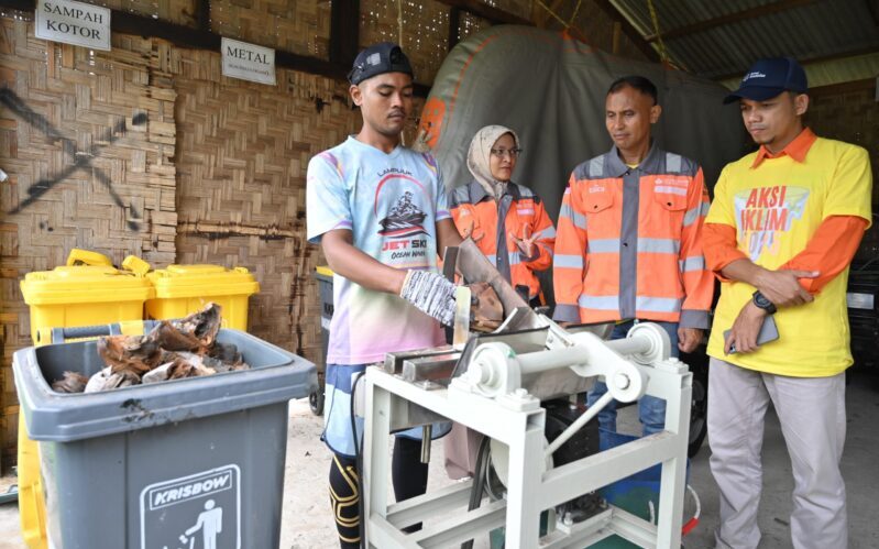 Tim Community Relation Solusi Bangun Andalas meninjau langsung pengolahan limbah kelapa yang dilakukan Bank Sampah Generasi Milenial Basagemil KETIKKABARcom Tim Community Relation Solusi Bangun Andalas meninjau langsung pengolahan limbah kelapa yang dilakukan Bank Sampah Generasi Milenial Basagemil
