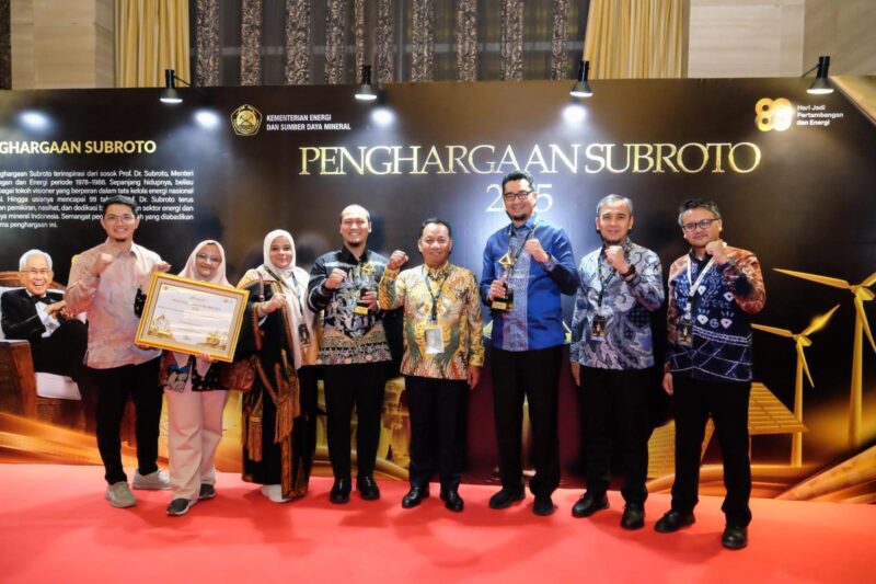 Tim Solusi Bangun Andalas berfoto bersama Dirjen Minerba Kementerian ESDM RI Tri Winarno dan Kadis BPSDM Provinsi Aceh Marthunis ST DEA pada malam puncak Subroto Award 2025 yang digelar di Hotel Kempinski Jakarta 24 Oktober 2025 KETIKKABARcom Tim Solusi Bangun Andalas berfoto bersama Dirjen Minerba Kementerian ESDM RI Tri Winarno dan Kadis BPSDM Provinsi Aceh Marthunis ST DEA pada malam puncak Subroto Award 2025 yang digelar di Hotel Kempinski Jakarta 24 Oktober 2025