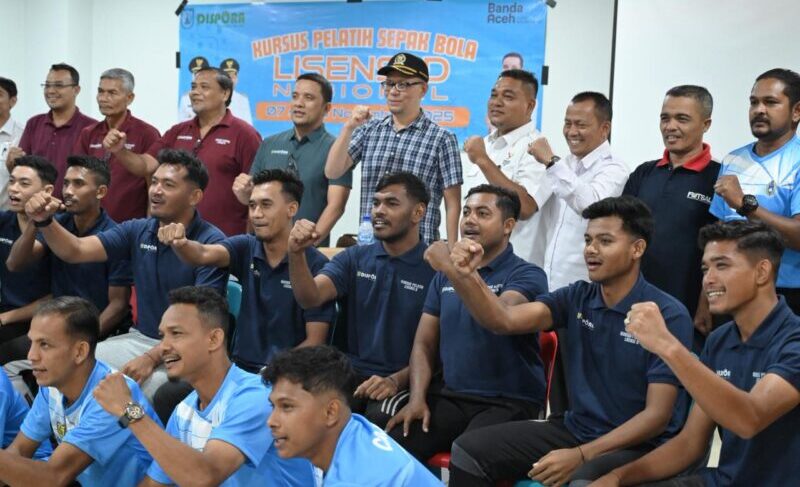 Wakil Ketua DPRK Banda Aceh Dr Musriadi SPd MPd foto bersama usai penutupan kegiatan Pelatihan Kursus Pelatih Sepak Bola Lisensi D Nasional yang diselenggarakan oleh Dinas Pemuda dan Olahraga Dispora Kota Banda Aceh Rabu 12112015