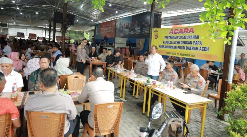 Acara silaturahmi Kapolda Aceh Irjen Pol Drs Marzuki Ali Basyah bersama dengan keluarga besar PP Polri Aceh dan Dian Kemala bersama di salah satu warung kopi kawasan Lambhuk Kota Banda Aceh pada Kamis 13112025Foto HUMAS POLDA ACEH