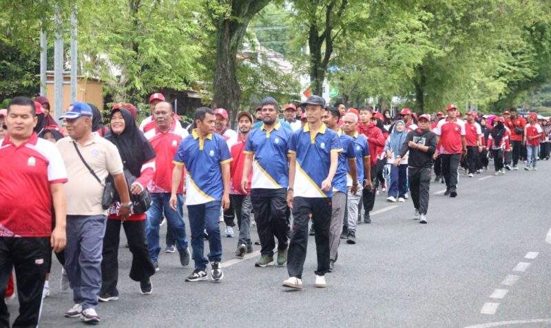 peserta dari keluarga besar Dinsos Aceh TKSK PSM Tagana hingga masyarakat umum mengikuti jalan santai untuk memperingati Hari Pahlawan yang diselenggarakan oleh Dinas Sosial Aceh pada Minggu 23112025