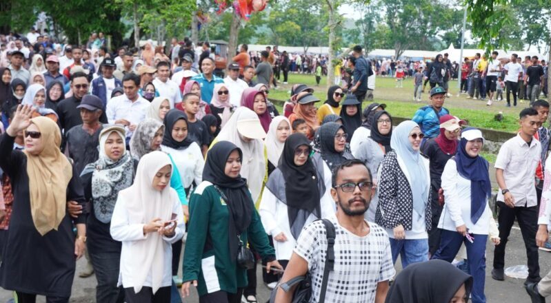 Ribuan Peserta jalan santai keluarga antusias mengikuti kegiatan di Kota Jantho Minggu 23112025 pagi FOTOMC ACEH BESAR KETIKKABARcom Ribuan Peserta jalan santai keluarga antusias mengikuti kegiatan di Kota Jantho Minggu 23112025 pagi FOTOMC ACEH BESAR