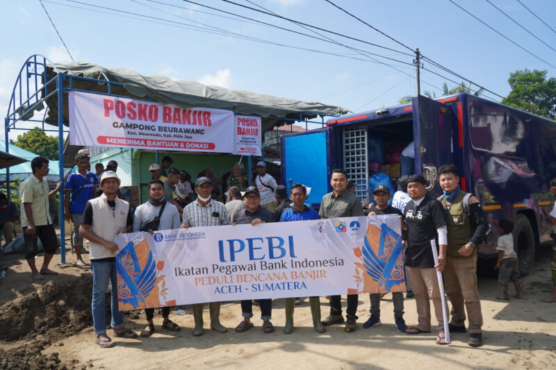 Ikatan Pegawai Bank Indonesia IPEBI Provinsi Aceh menyalurkan bantuan kemanusiaan bagi masyarakat yang terdampak banjir di beberapa wilayah di Aceh terutama di Kabupaten Pidie Jaya Aceh Utara dan Aceh Tengah pada Senin 08122025 KETIKKABARcom Ikatan Pegawai Bank Indonesia IPEBI Provinsi Aceh menyalurkan bantuan kemanusiaan bagi masyarakat yang terdampak banjir di beberapa wilayah di Aceh terutama di Kabupaten Pidie Jaya Aceh Utara dan Aceh Tengah pada Senin 08122025