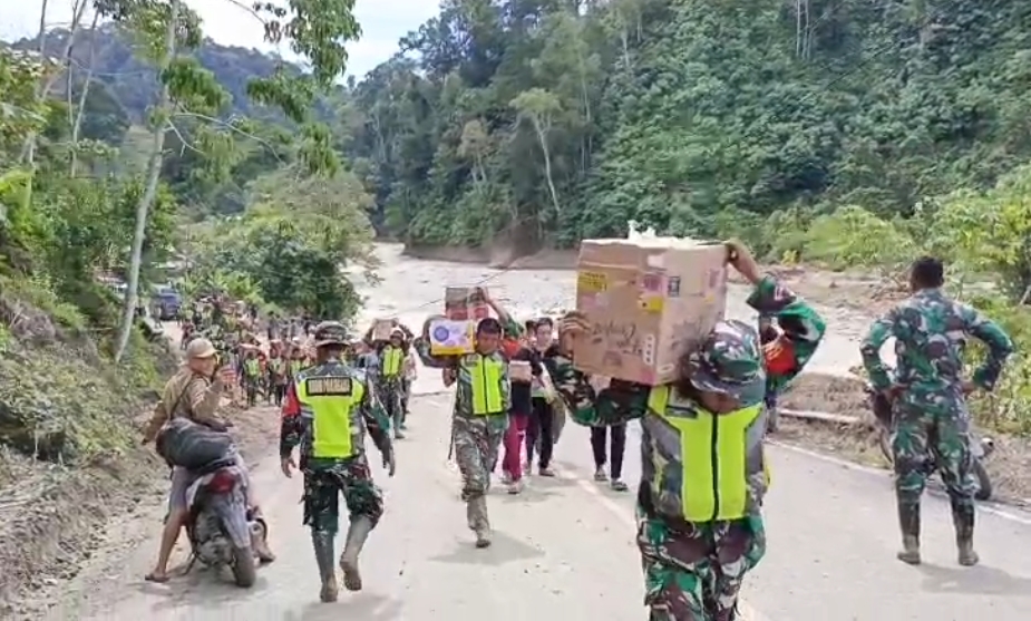 Prajurit TNI dari Kodim 0108Agara di bawah komando Kodam Iskandar Muda Kodam IM berhasil menembus medan berat pegunungan untuk menyalurkan bantuan logistik kepada warga Desa Rumah Bundar Kecamatan Ketambe Kabupaten Aceh Tenggara pada Selasa 09122025 FOTO HUMAS KODAM IM