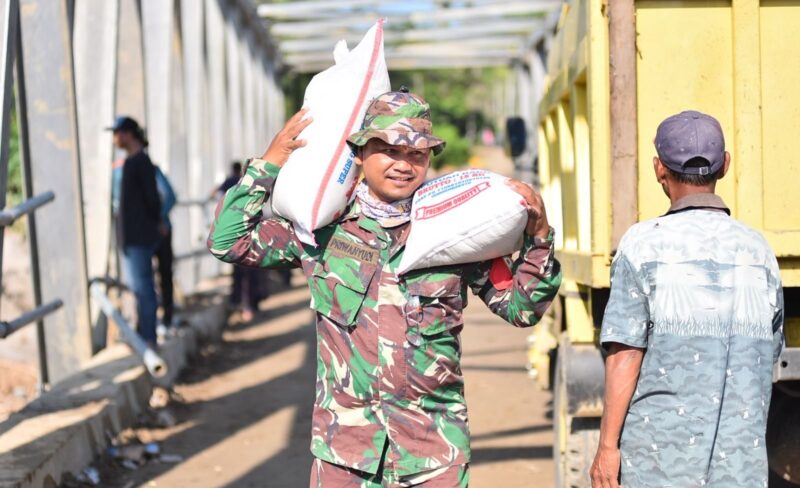 Prajurit Kodim 0111Bireuen membantu warga mengangkut logistik di Desa Cebrek Peusangan selatan Bireuen pada Senin 1122025 KETIKKABARcom Prajurit Kodim 0111Bireuen membantu warga mengangkut logistik di Desa Cebrek Peusangan selatan Bireuen pada Senin 1122025