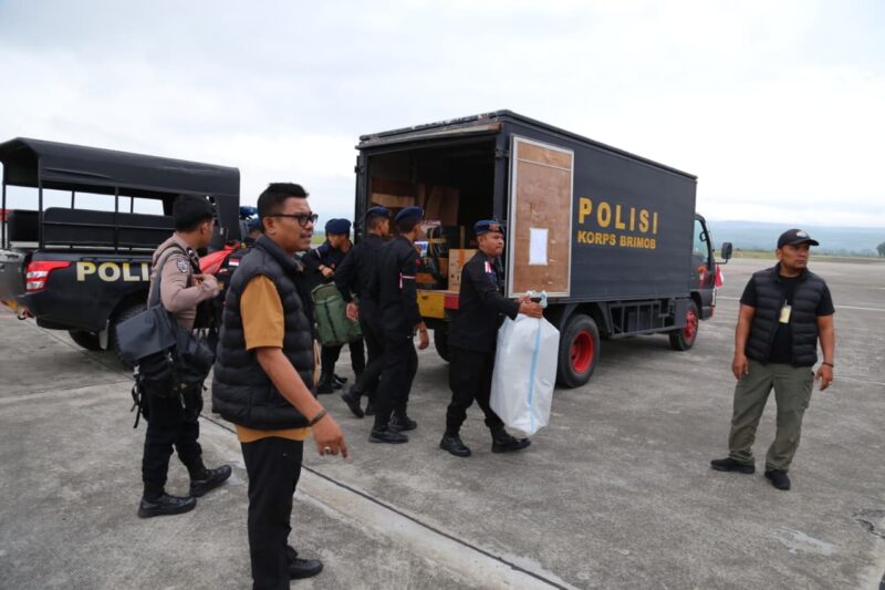 Personel Polda Aceh menurunkan logistik dari truk ke helikopter AW169 di Bandara SIM untuk selanjutnya dikirim kepada warga terdampak banjir di Aceh Tamiang Jumat 05122025FOTO Humas Polda Aceh KETIKKABARcom Personel Polda Aceh menurunkan logistik dari truk ke helikopter AW169 di Bandara SIM untuk selanjutnya dikirim kepada warga terdampak banjir di Aceh Tamiang Jumat 05122025FOTO Humas Polda Aceh