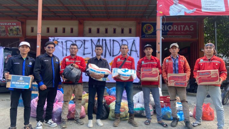 IPPEMINDRA menerima Donasi dan sembako dari Sihoum Steel bengkel las untuk korban banjir dan longsor di Aceh berlangsung 46 Desember 2025 di depan Sekretariat IPPEMINDRA Jalan Banda AcehMedan pada Sabtu 06122025FOTO Humas IPPEMINDRA