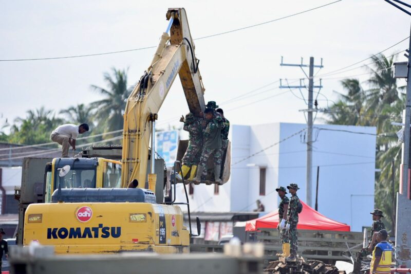 Personel Batalyon Zeni Tempur 16DA kini tengah mengebut pembangunan jembatan serupa di berbagai titik strategis lainnya di Bireuen Minggu 14122025 KETIKKABARcom Personel Batalyon Zeni Tempur 16DA kini tengah mengebut pembangunan jembatan serupa di berbagai titik strategis lainnya di Bireuen Minggu 14122025
