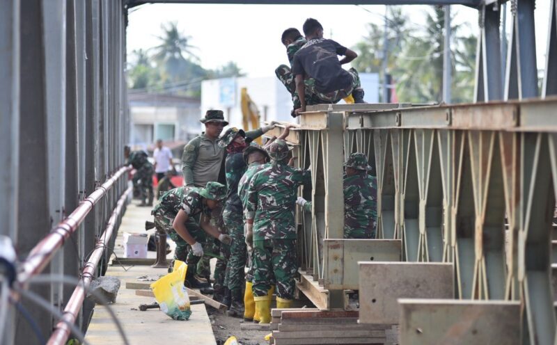 Personel Batalyon Zeni Tempur 16DA kini tengah mengebut pembangunan jembatan serupa di berbagai titik strategis lainnya di Bireuen Minggu 14122025 KETIKKABARcom Personel Batalyon Zeni Tempur 16DA kini tengah mengebut pembangunan jembatan serupa di berbagai titik strategis lainnya di Bireuen Minggu 14122025