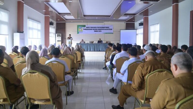 Peserta Rapat Publikasi Penyusunan Profil Pembangunan Daerah Kabupaten Aceh Besar tahun 2025 di Aula Bappeda Aceh Besar Senin 15122025 FOTO MC ACEH BESAR