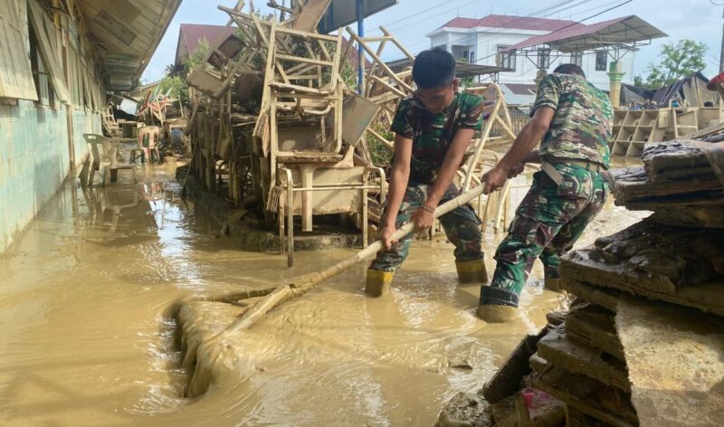 Prajurit Yonif TP 857Gana Gajahsora GG Kodam Iskandar Muda Kodam IM sedang membersihkan lumpur di Lingkungan sebuah sekolah di Kabupaten Aceh Tamiang pascabencana banjir dan tanah longsor Senin 2912 KETIKKABARcom Prajurit Yonif TP 857Gana Gajahsora GG Kodam Iskandar Muda Kodam IM sedang membersihkan lumpur di Lingkungan sebuah sekolah di Kabupaten Aceh Tamiang pascabencana banjir dan tanah longsor Senin 2912