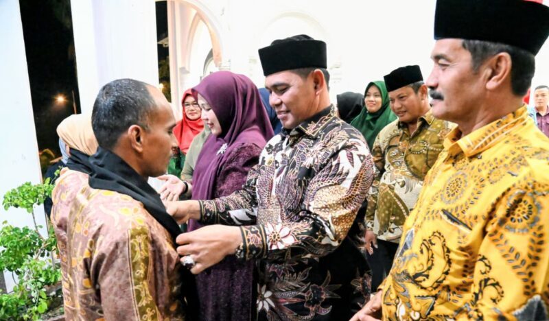 Bupati Aceh Besar H Muharram Idris memasang sal kepada Kapolres Aceh Besar yang baru AKBP Chairul Ikhsan SIK saat tiba di Meuligoe Bupati Aceh Besar Kota Jantho Selasa 06012026 malam FOTOMC ACEH BESAR KETIKKABARcom Bupati Aceh Besar H Muharram Idris memasang sal kepada Kapolres Aceh Besar yang baru AKBP Chairul Ikhsan SIK saat tiba di Meuligoe Bupati Aceh Besar Kota Jantho Selasa 06012026 malam FOTOMC ACEH BESAR